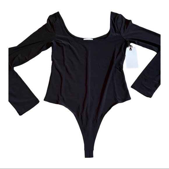 Leith DOUBLE SCOOP LONG SLEEVE THONG BODYSUIT IN BLACK - Picture 3 of 11